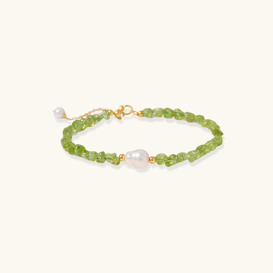 Delicate sterling silver bracelet with lime-green peridot gemstone chips and single freshwater pearl centerpiece